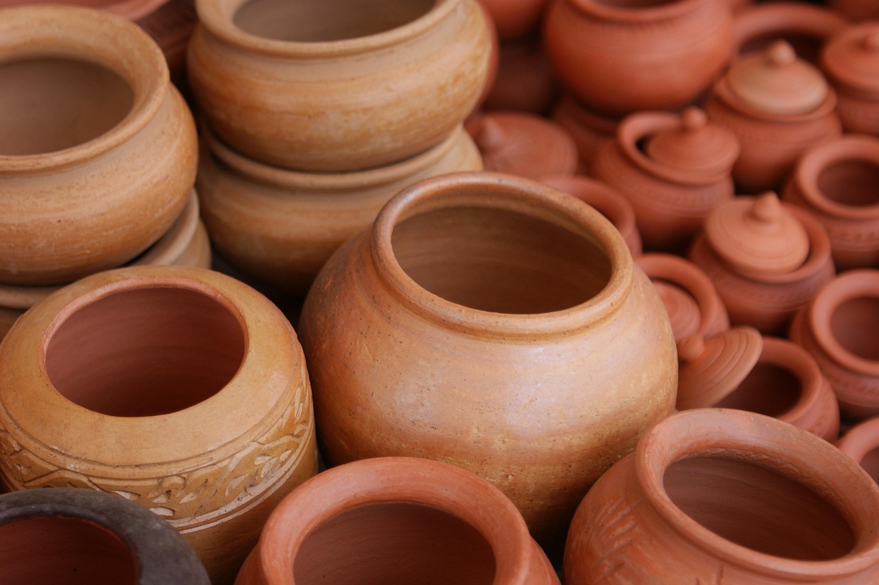Hedendaags terras met terracotta tegelvloer.