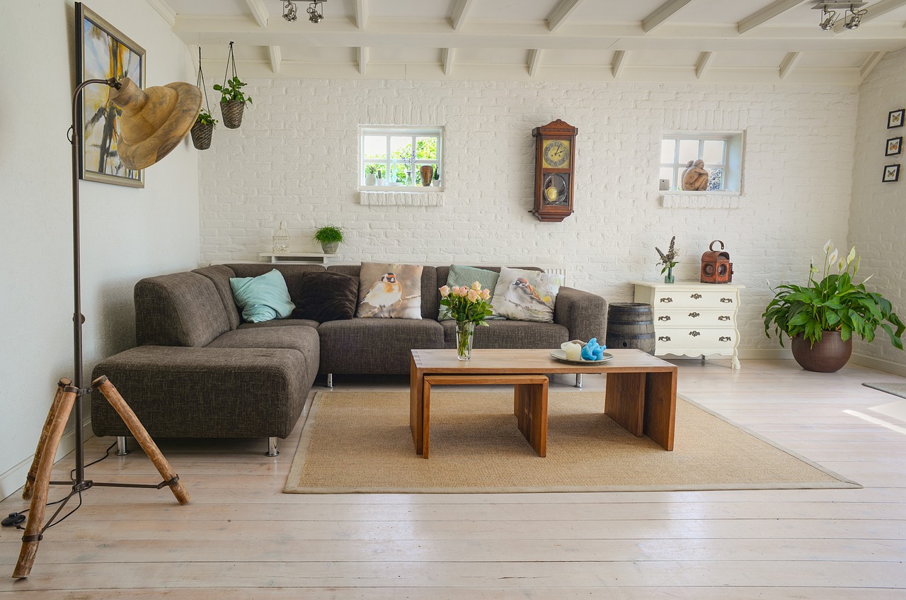 Fris ingerichte woonkamer met geüpdatet dressoir.