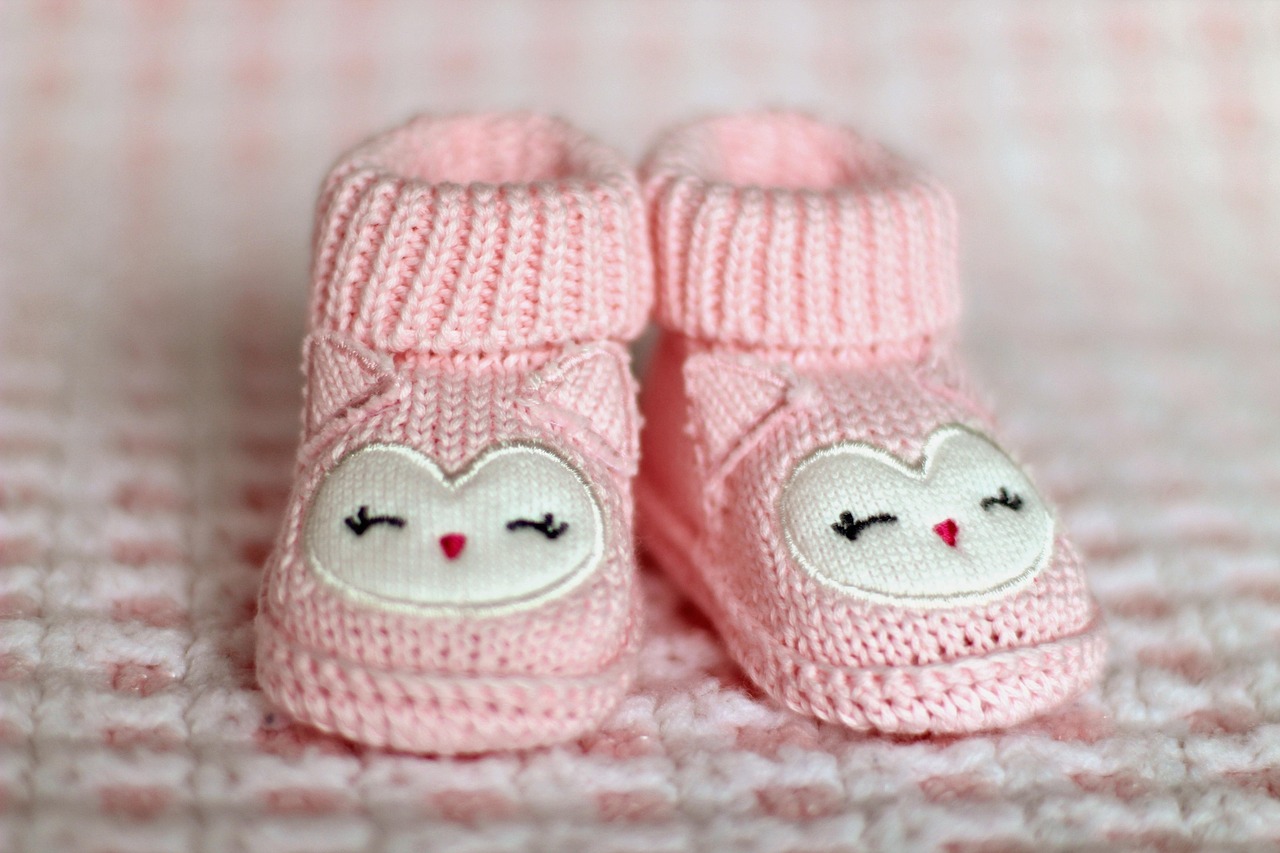 Babykamer met pastelblauwe en roze accenten.