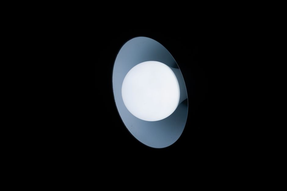 Moderne LED-verlichting siert slaapkamerplafond.