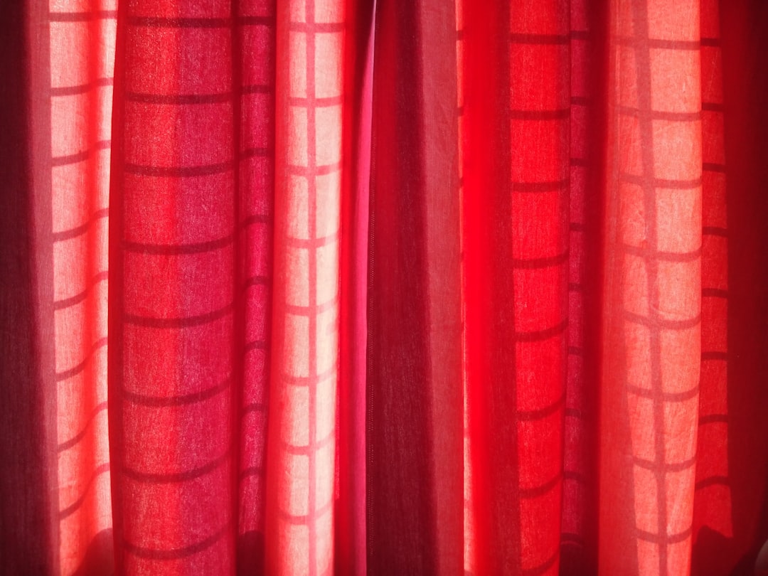 Retro woonkamer met elegante Art Deco gordijnen. Retro woonkamer met elegante Art Deco gordijnen.