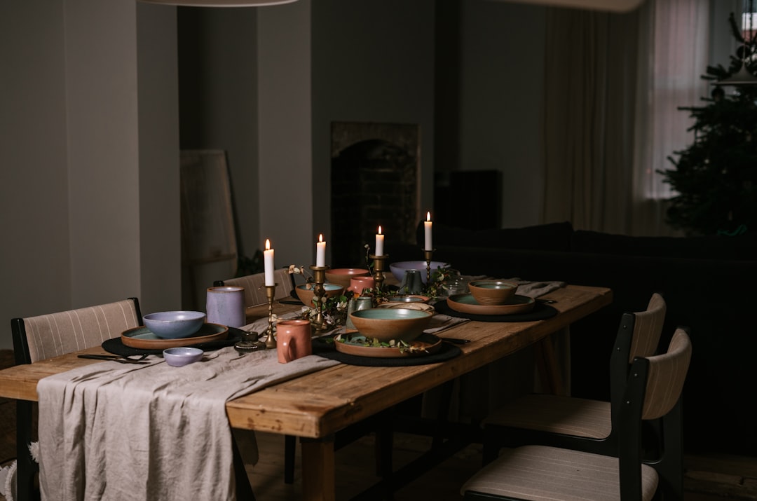 Handgemaakte Scandinavische kerstornamenten hangen buiten in de zomer.