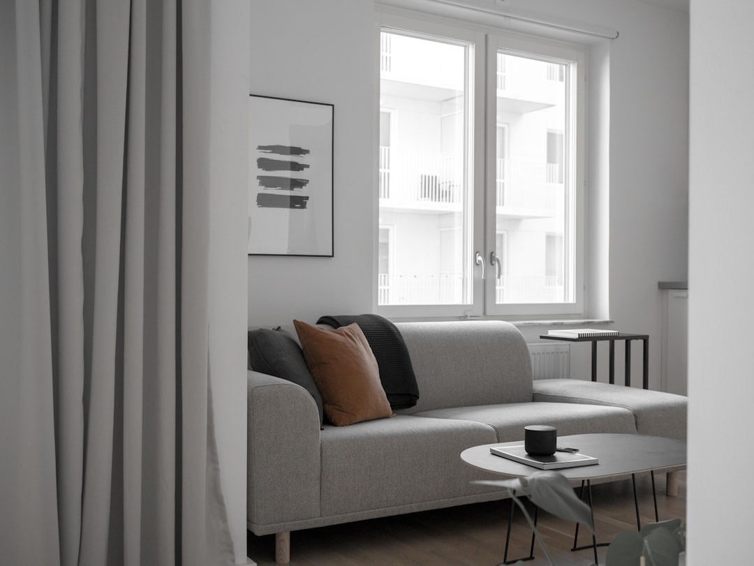 Scandinavische woonkamer met luchtige gordijnen.