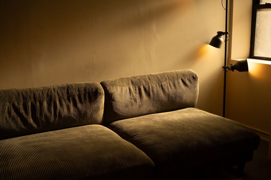 Opklapbaar logeerbed in elegante, houten afwerking.