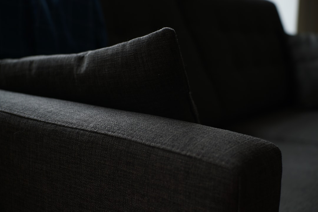 Ruimtebesparend logeerbed met stijlvol, industrieel ontwerp.