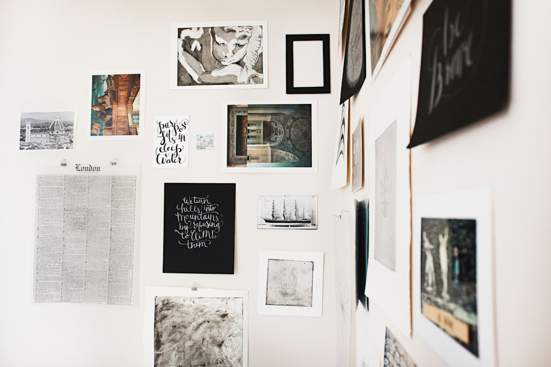 Kunstzinnige display op een asymmetrische wand.