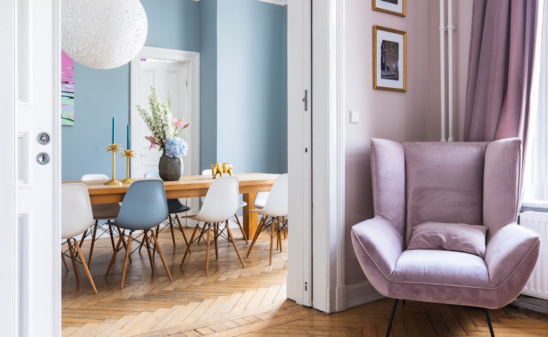 Slaapkamerdecor met subtiele Scandinavische pasteltinten. Slaapkamerdecor met subtiele Scandinavische pasteltinten.