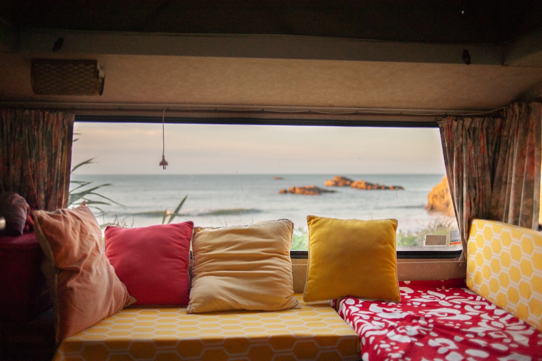 Stijlvolle caravan met Scandinavisch gordijndesign.