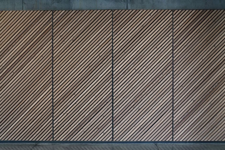Akoestisch wandpaneel met natuurlijke, houten textuur.