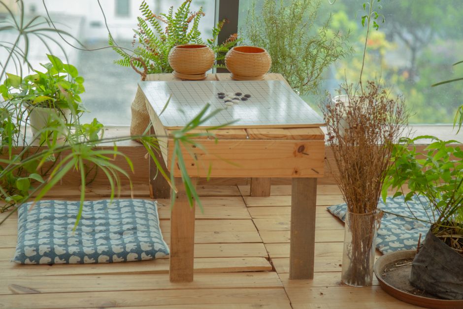 Knusse meditatiehoek met onderhoudsarme planten.