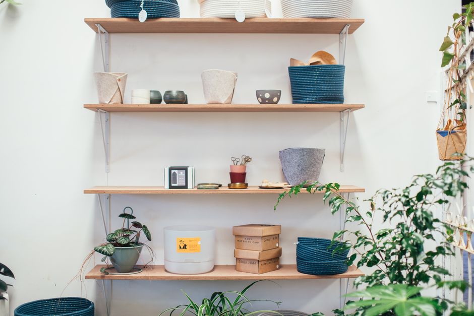 Een recyclede houten tafel in een modern interieur. Een recyclede houten tafel in een modern interieur.