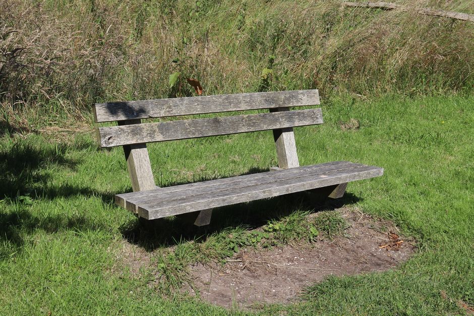 Sfeervolle wijnhoek met retro rotan inrichting. Sfeervolle wijnhoek met retro rotan inrichting.