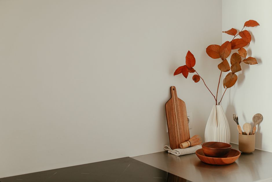 Eenvoudige tafeldecoratie met herfstbladeren. Eenvoudige tafeldecoratie met herfstbladeren.